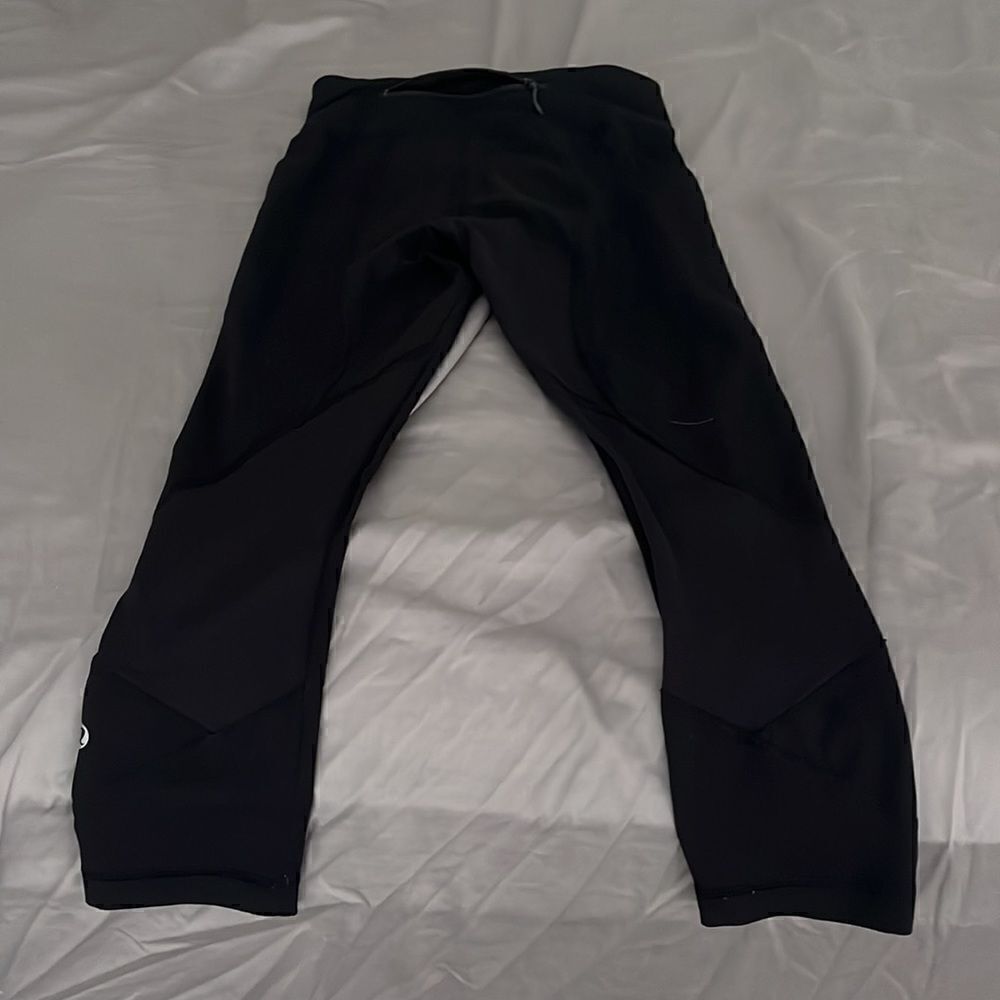 Lululemon black run pace crops, size 2 - Picture 4 of 4